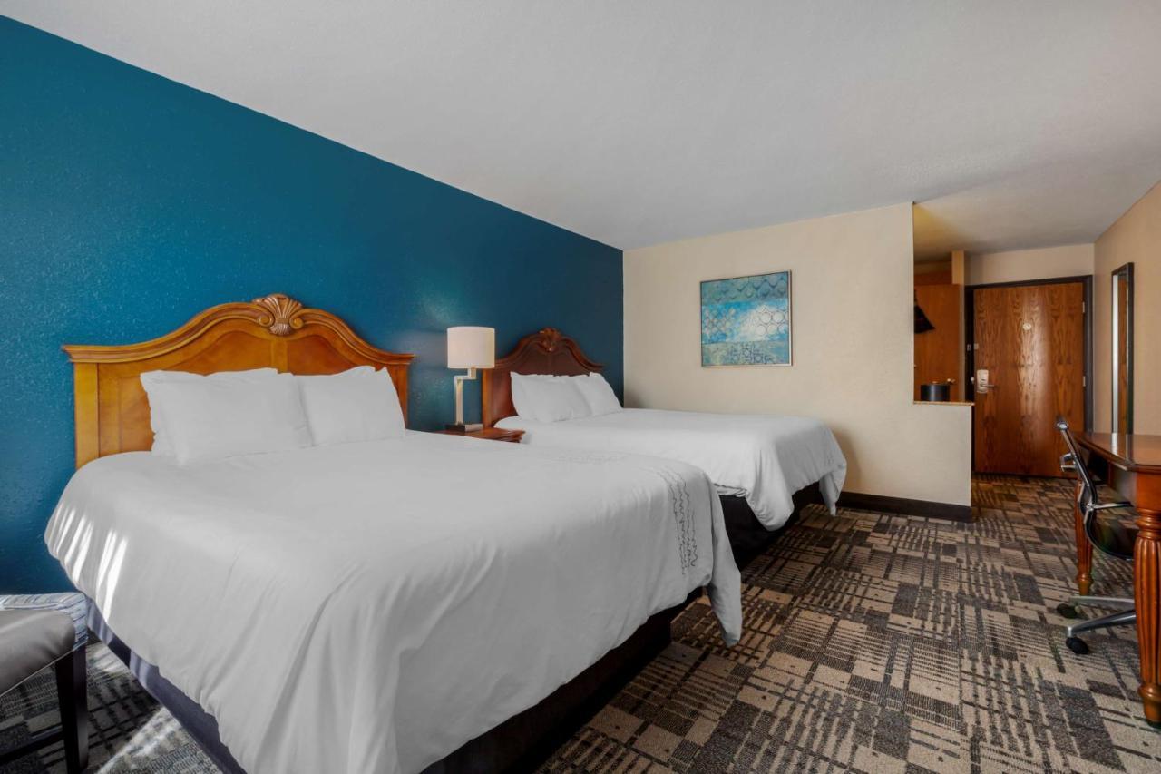 Best Western Plus Dubuque Hotel And Conference Center Exterior photo